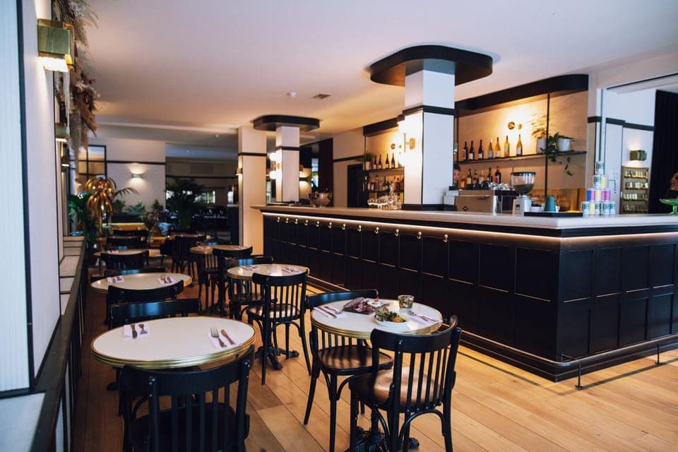 Restaurant/places to eat, Lounge or bar