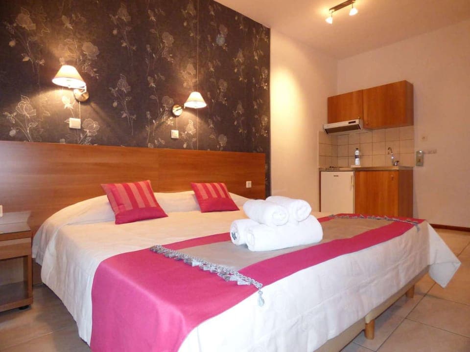 Bed, Kitchen or kitchenette, Photo of the whole room, Bedroom