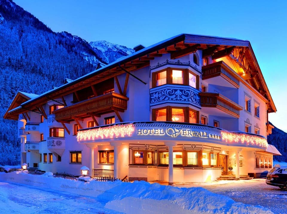 Facade/entrance, Winter