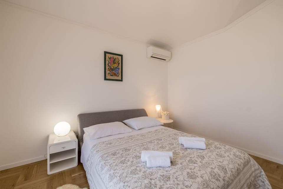 Bed, Bedroom, towels, air conditioner