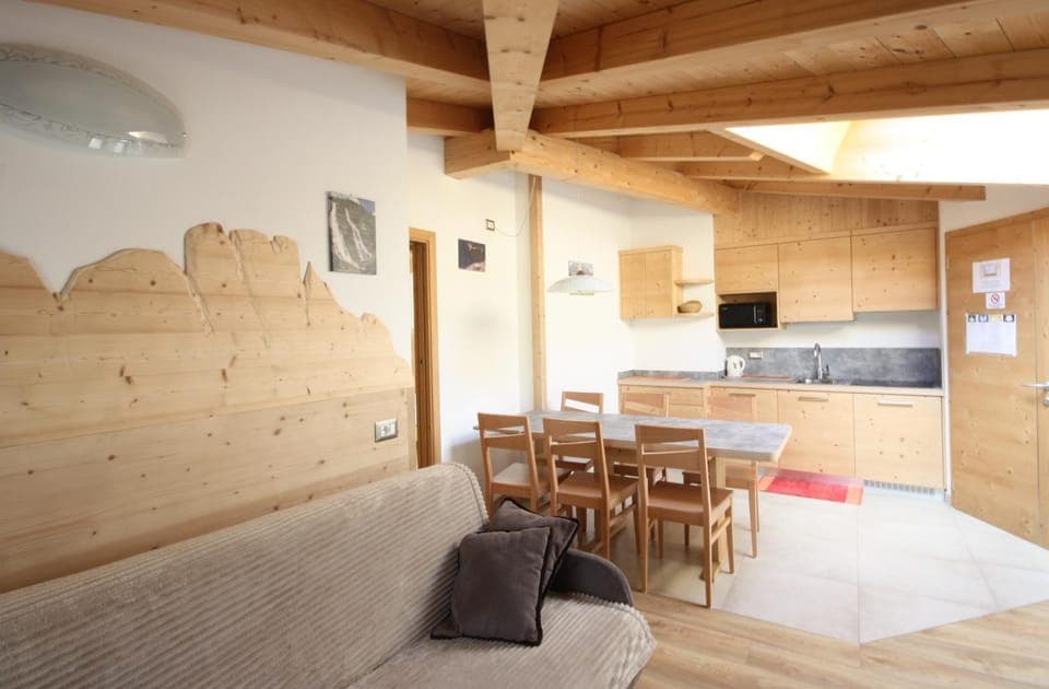 Coffee/tea facilities, Kitchen or kitchenette, Living room, Seating area, Dining area