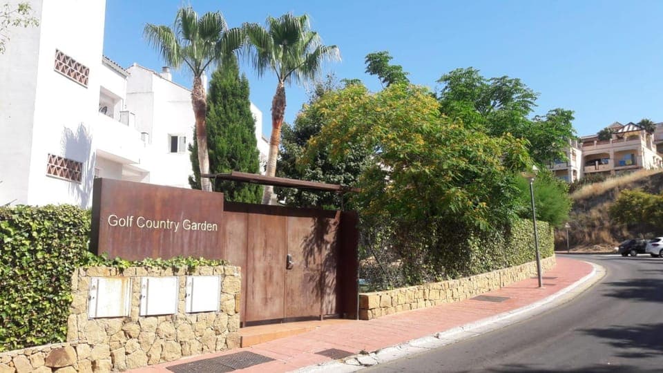 Property building, Facade/entrance, Property logo or sign, Neighbourhood, Area and facilities