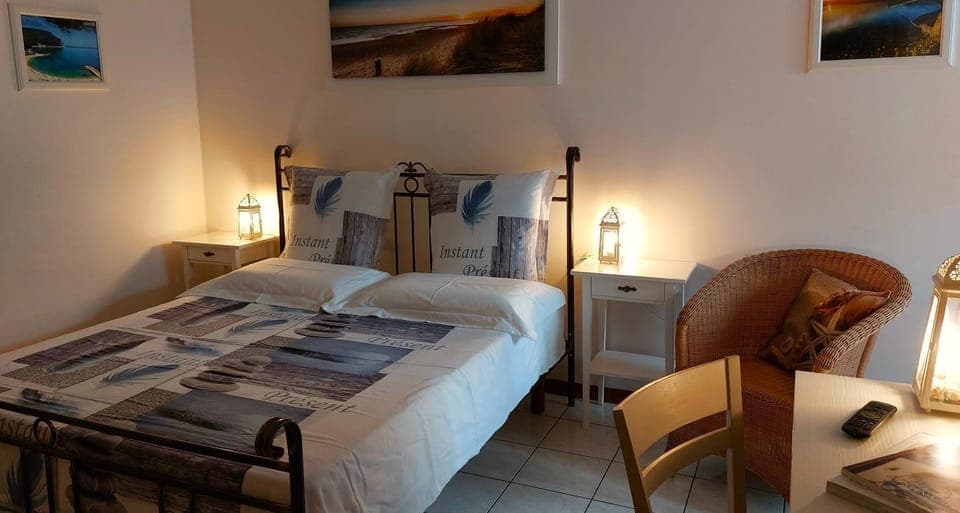 Bed, TV and multimedia, View (from property/room), Photo of the whole room, Bedroom, internet, locker, air conditioner