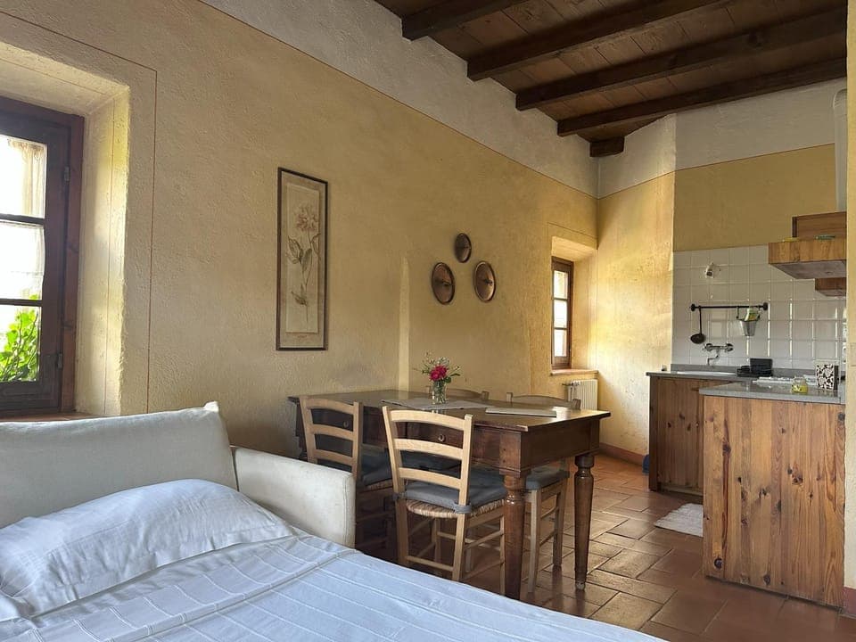 Kitchen or kitchenette, Seating area, Dining area