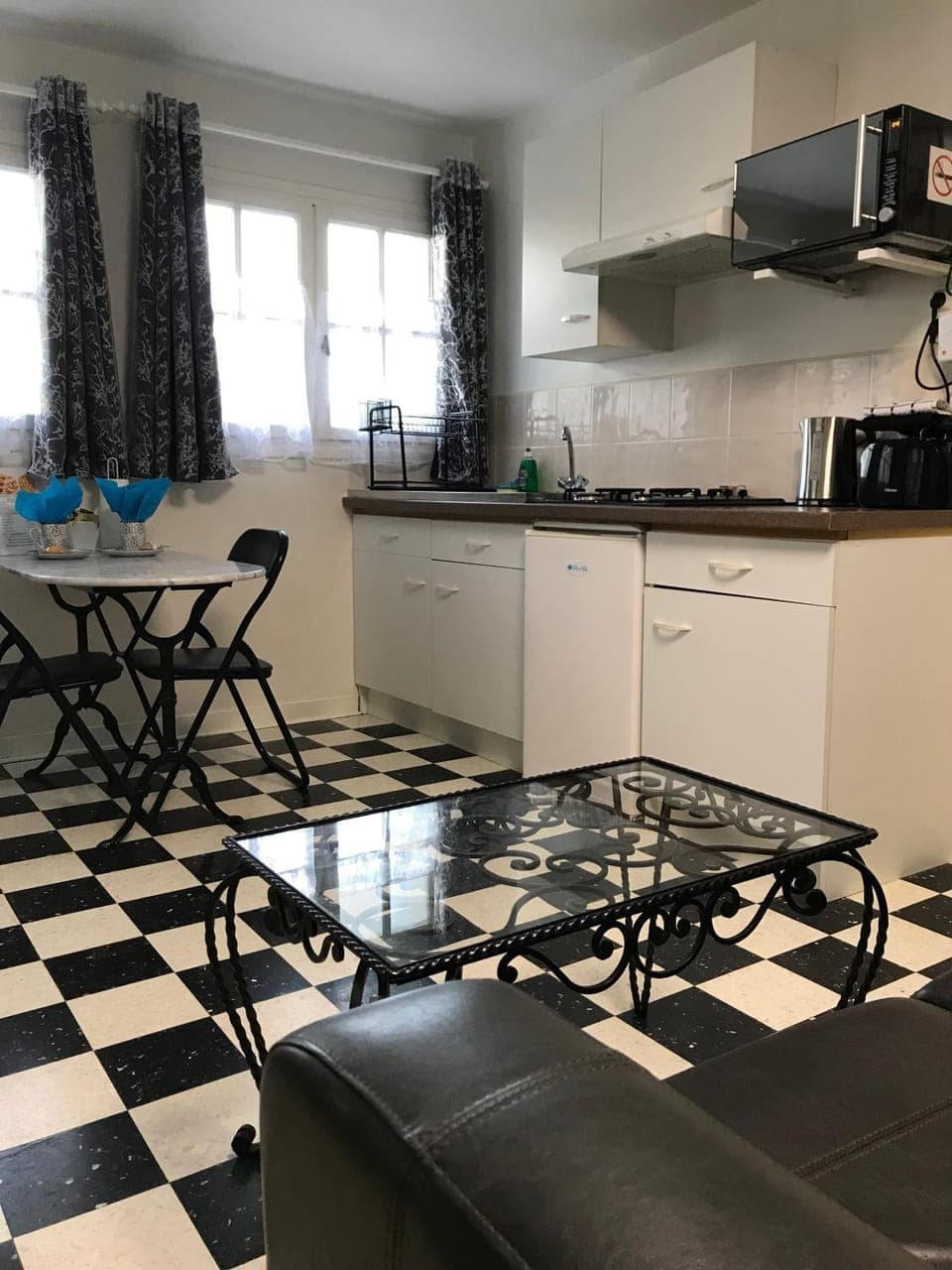 Kitchen or kitchenette, Seating area, Dining area