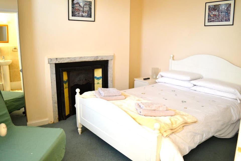 Bed, Day, Coffee/tea facilities, Seating area, Bedroom