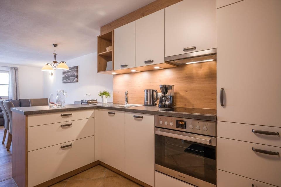 Coffee/tea facilities, Kitchen or kitchenette, dishwasher, oven, stove