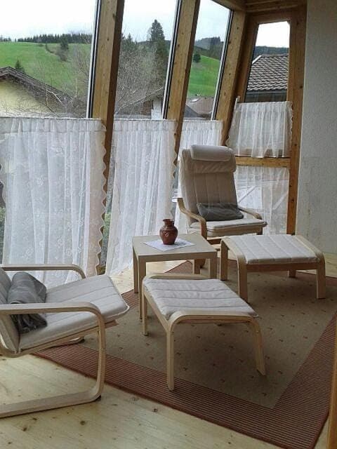 Photo of the whole room, Decorative detail