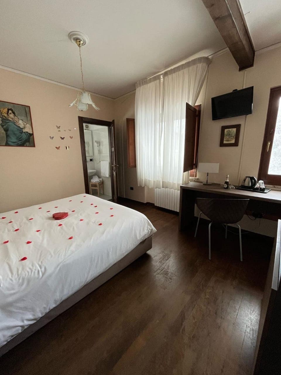 Bed, Photo of the whole room, Mountain view