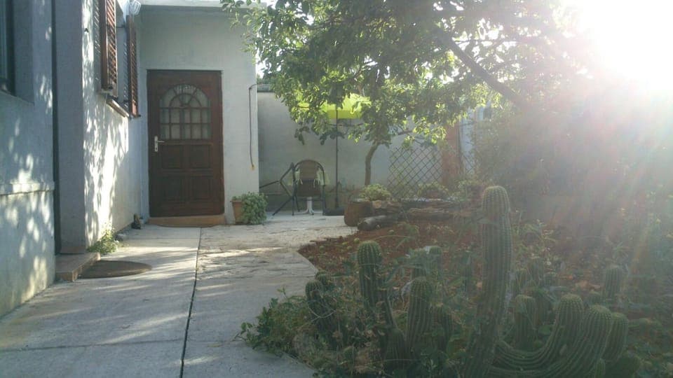 Property building, Patio, Facade/entrance, BBQ facilities, Garden, Garden, Balcony/Terrace, Balcony/Terrace, Seating area, Garden view, Garden view