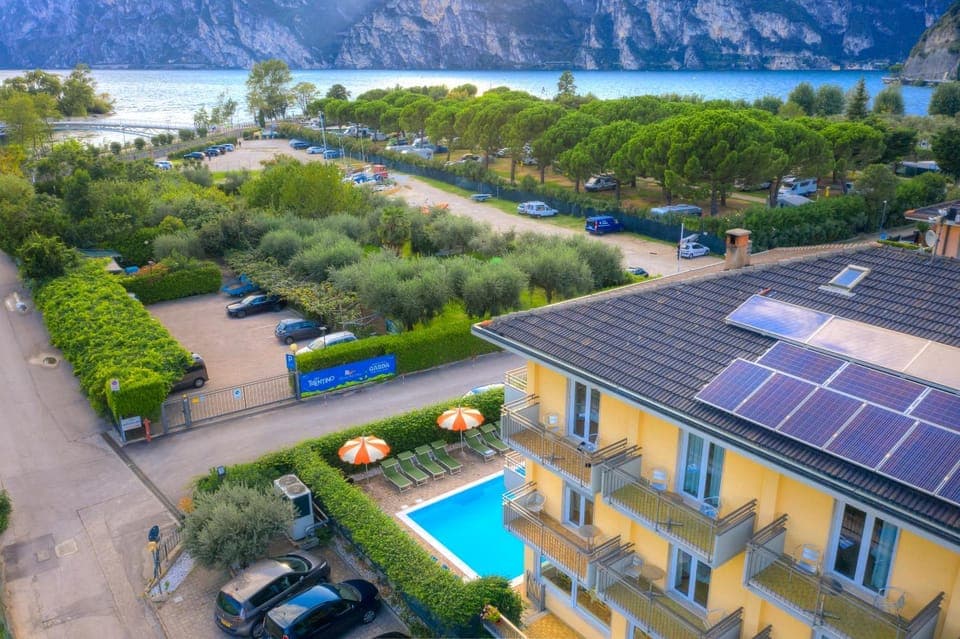 Property building, Day, Bird's eye view, Garden, Garden view, Lake view, Mountain view, Pool view, Swimming pool