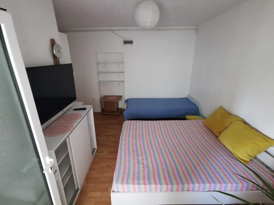 Bed, TV and multimedia, Photo of the whole room