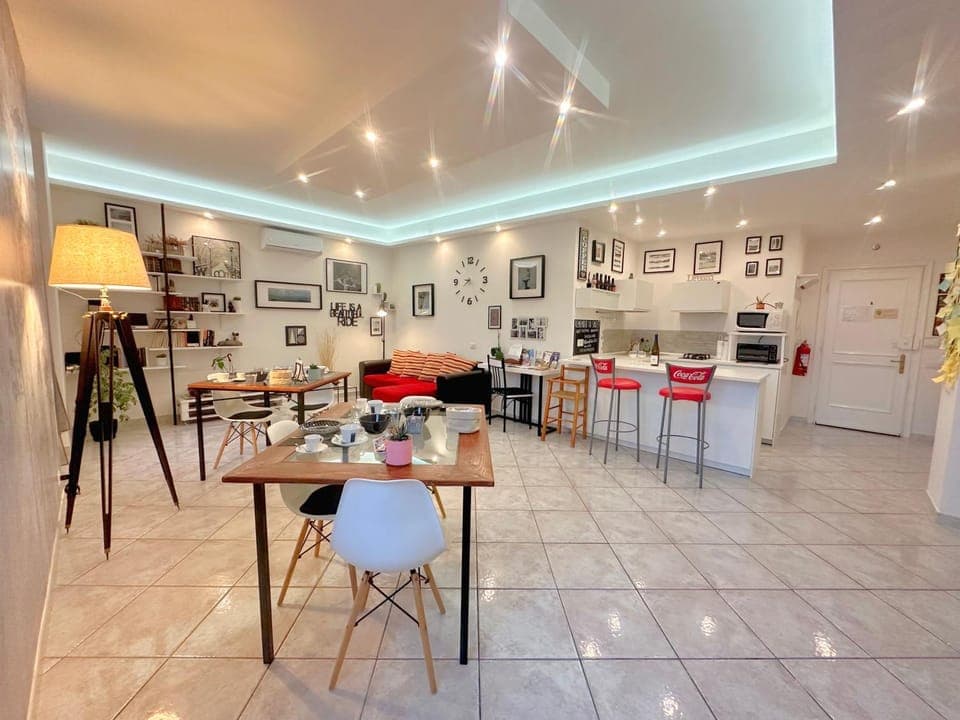 Seating area, Breakfast, kitchen, air conditioner