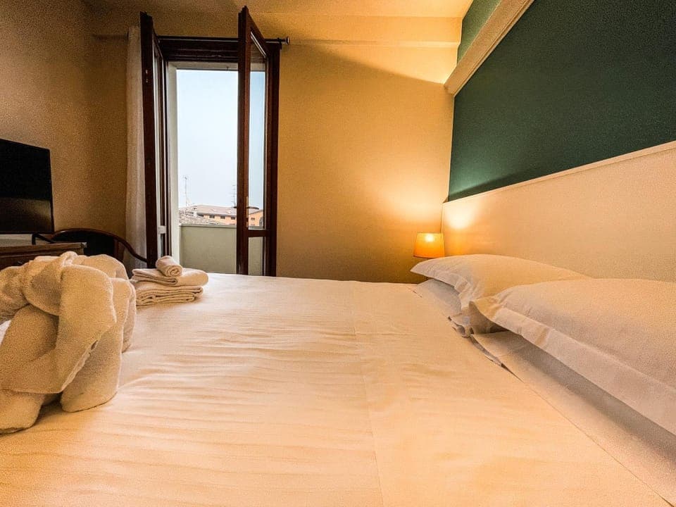 Bed, Photo of the whole room, Bedroom, air conditioner