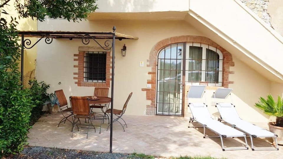 Property building, Patio, Facade/entrance