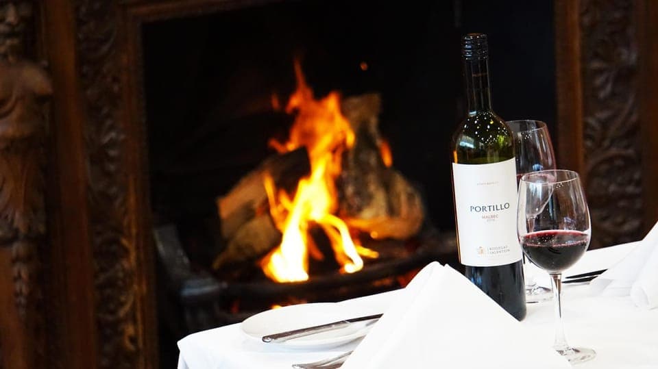 Property building, Decorative detail, Drinks, Alcoholic drinks