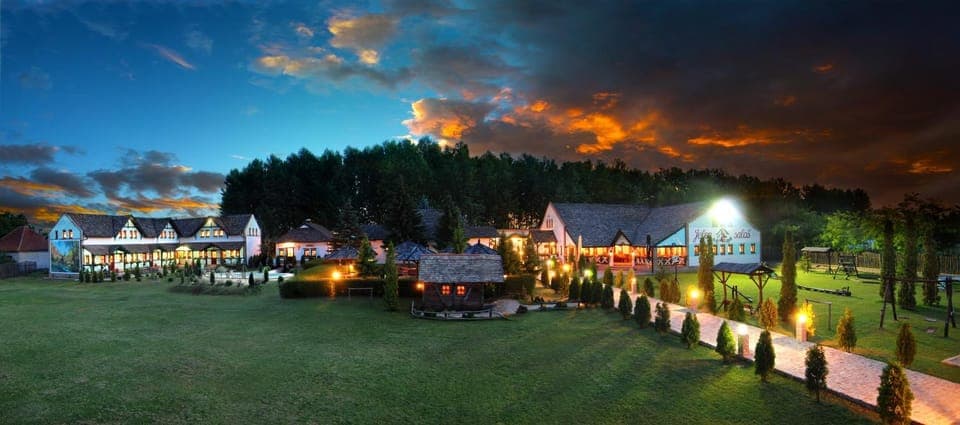 Property building, Restaurant/places to eat, Garden, Swimming pool, Sunset