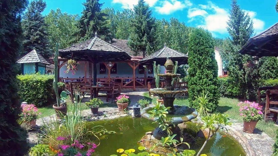 Property building, Patio, Garden, Balcony/Terrace, Balcony/Terrace, Seating area, Dining area