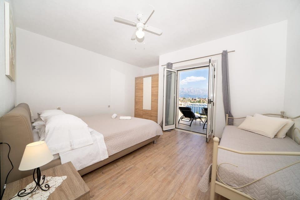 Bed, Bedroom, City view, Mountain view, Quiet street view