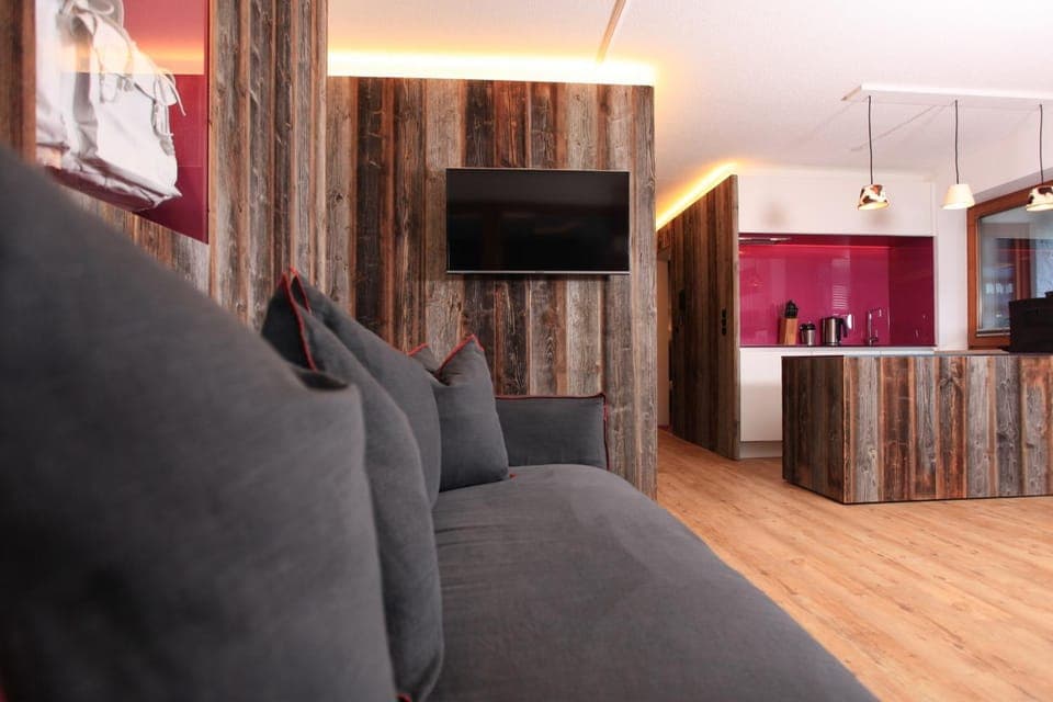 TV and multimedia, Kitchen or kitchenette, Seating area