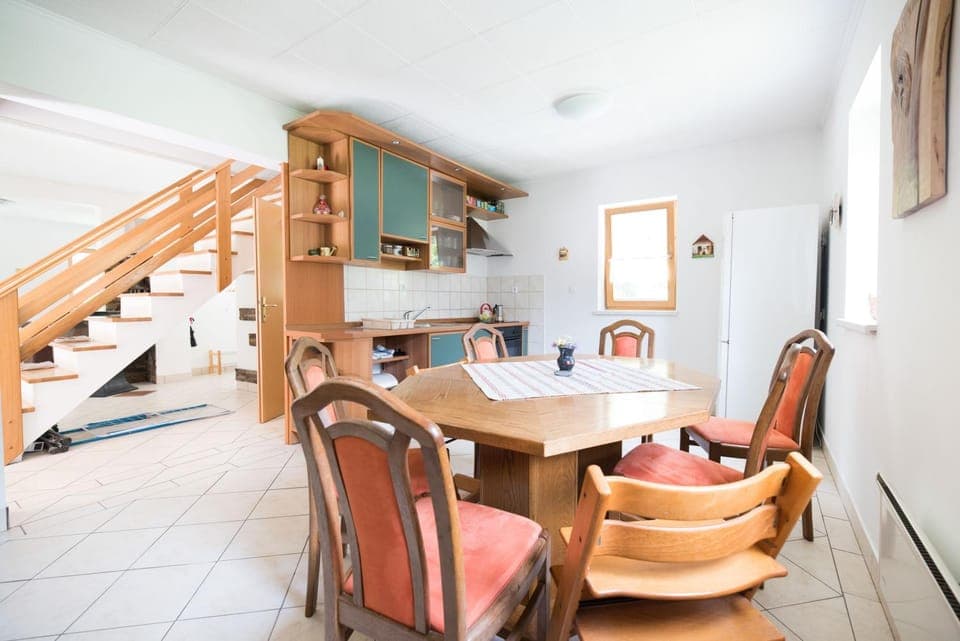Kitchen or kitchenette, Dining area