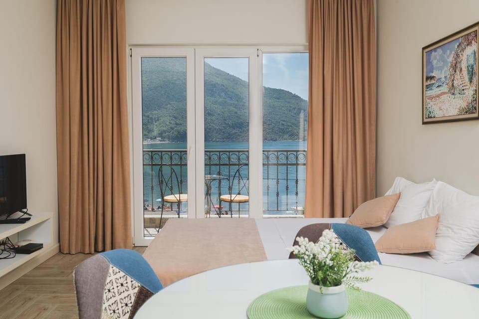 Bed, TV and multimedia, Living room, Photo of the whole room, Dining area, Mountain view, Sea view