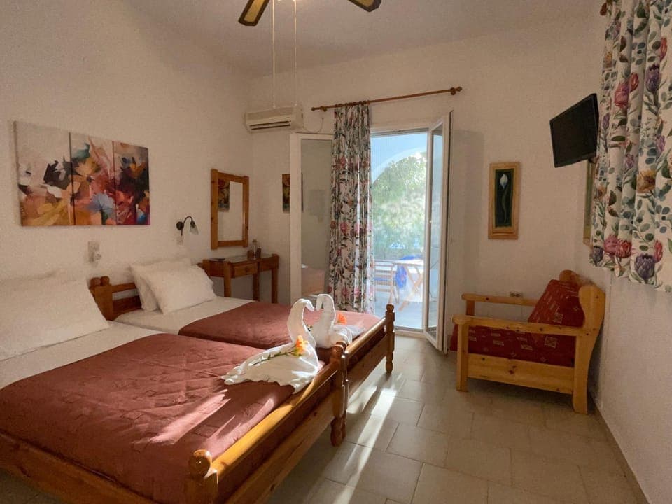 Bed, TV and multimedia, Living room, Photo of the whole room, Seating area, Bedroom, fireplace, towels, air conditioner