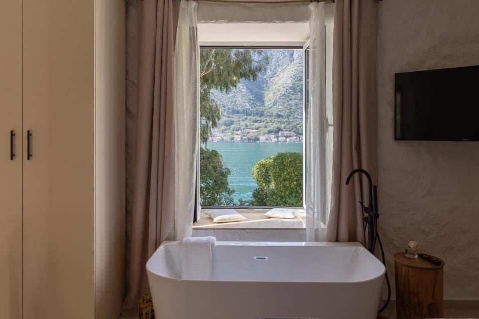 Bathroom, Sea view