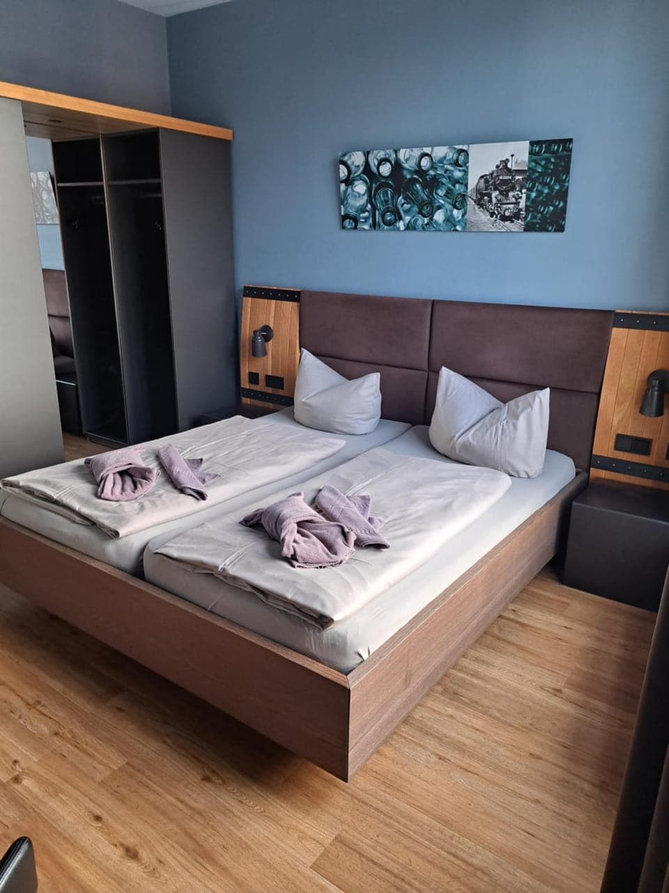 Photo of the whole room, Bedroom