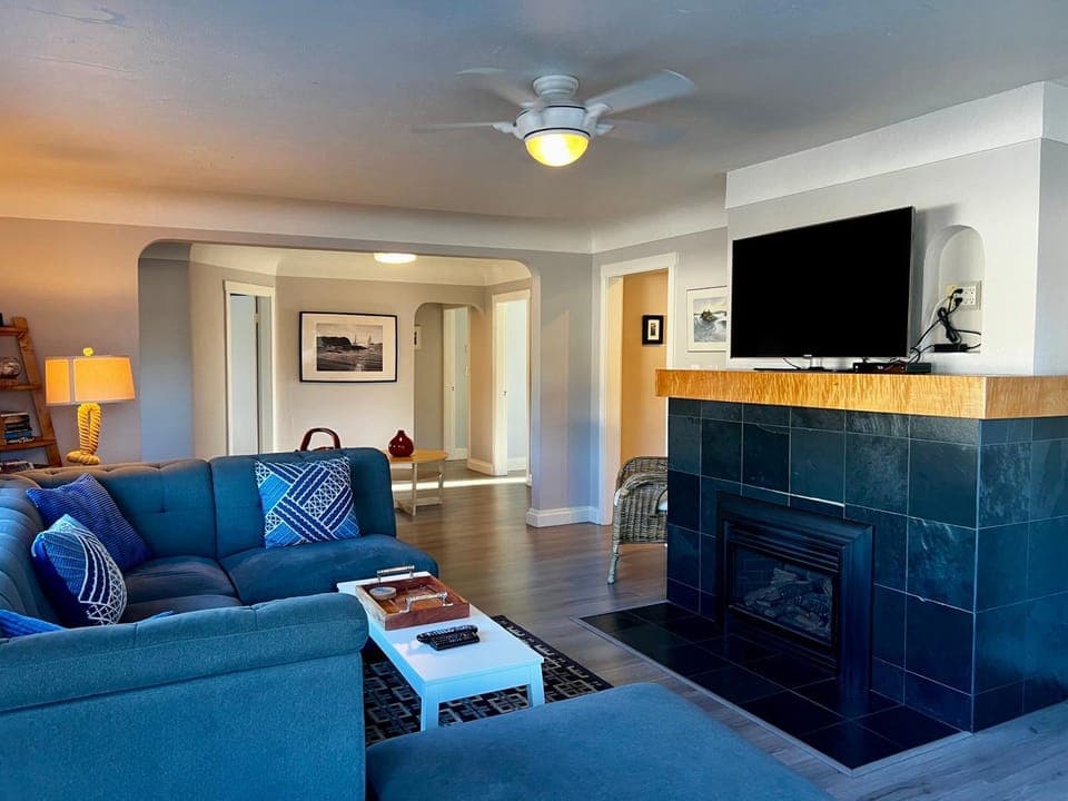 TV and multimedia, Living room, Seating area, Evening entertainment, fireplace