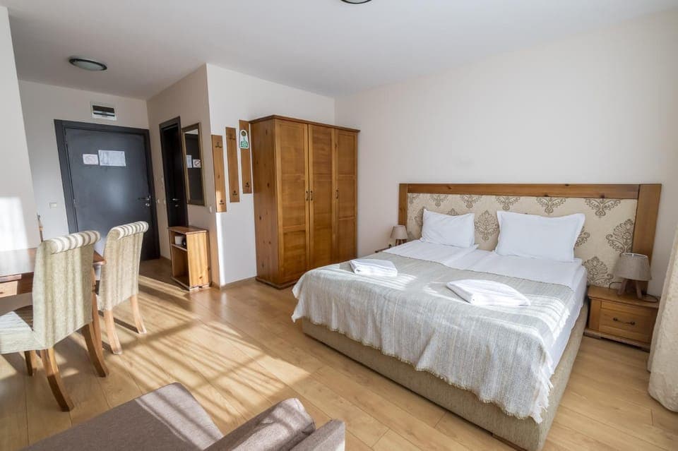 Bed, Photo of the whole room, Seating area, Bedroom, wardrobe, air conditioner