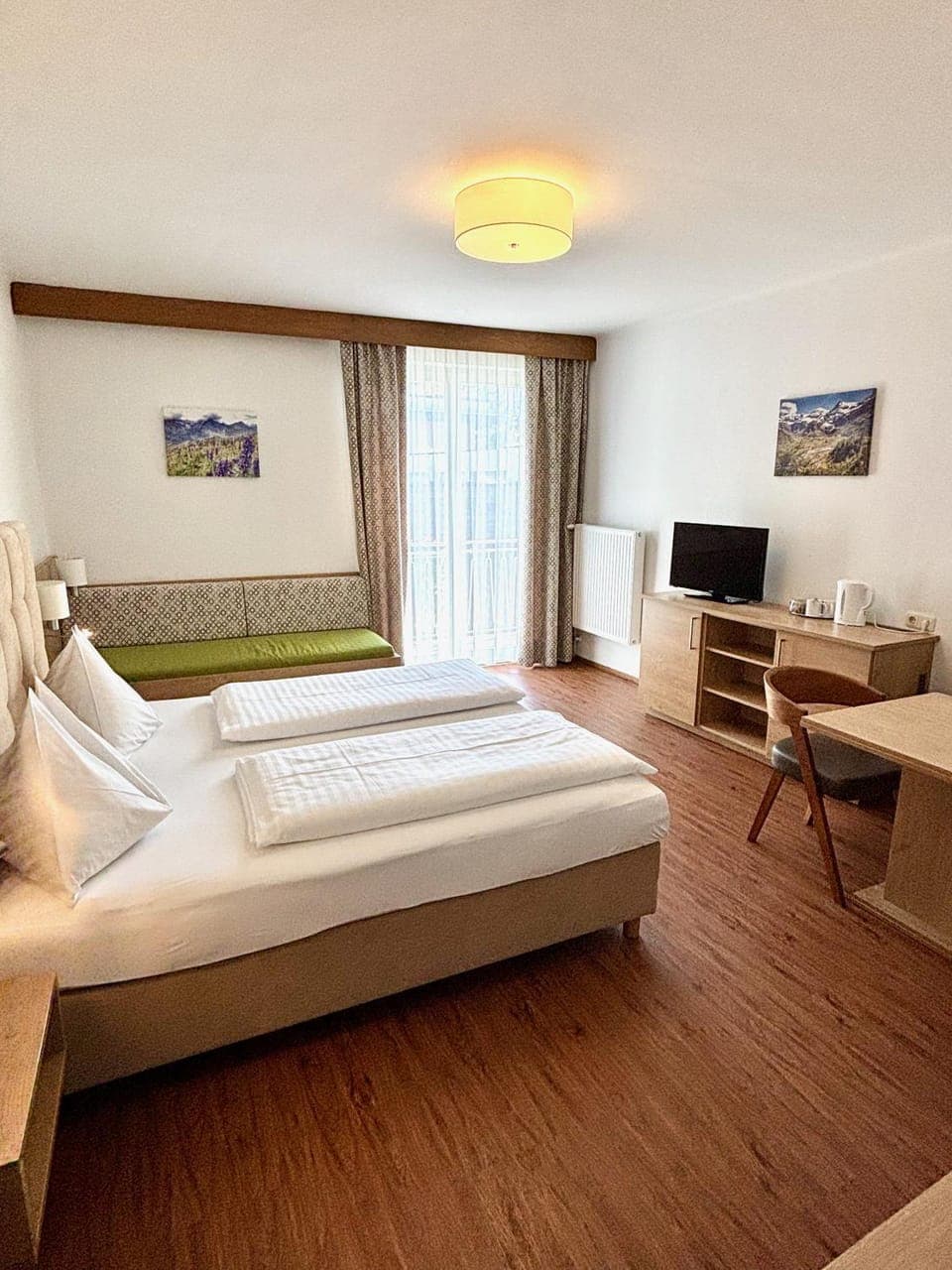 Bed, TV and multimedia, Photo of the whole room, Seating area, Bedroom