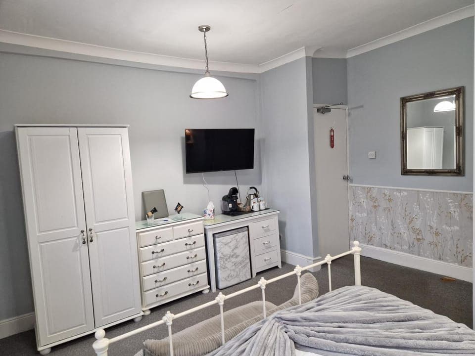 TV and multimedia, Coffee/tea facilities, Bedroom, wardrobe