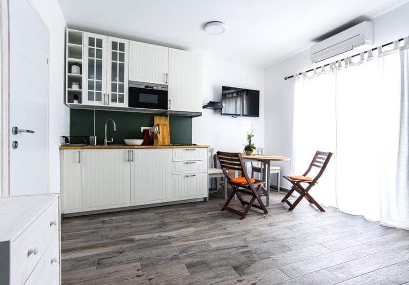 Dining area, kitchen