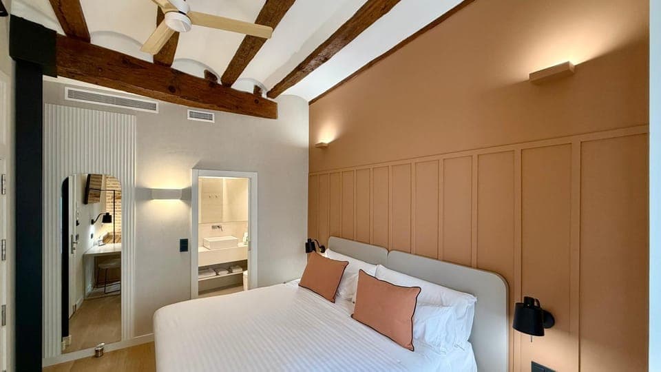 Bed, Bathroom, Balcony/Terrace, Photo of the whole room, Decorative detail, Bedroom, City view, Quiet street view, hair dryier, heating, minibar, soundproof, towels, wardrobe, air conditioner