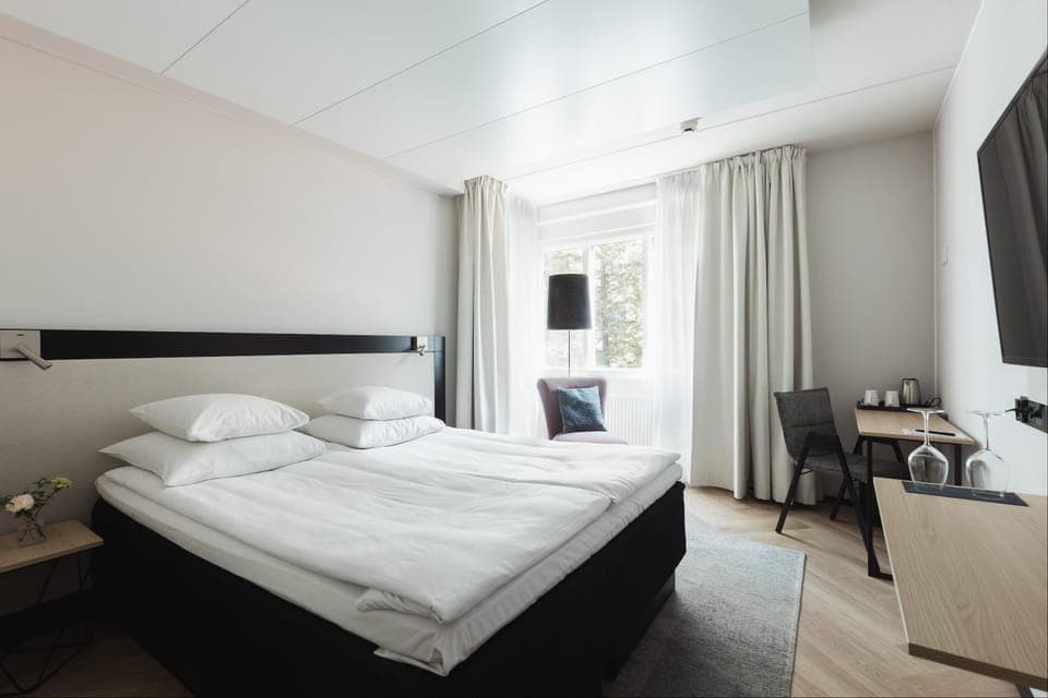 Bed, TV and multimedia, Photo of the whole room, Bedroom