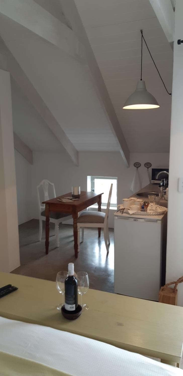 Coffee/tea facilities, Kitchen or kitchenette, Dining area