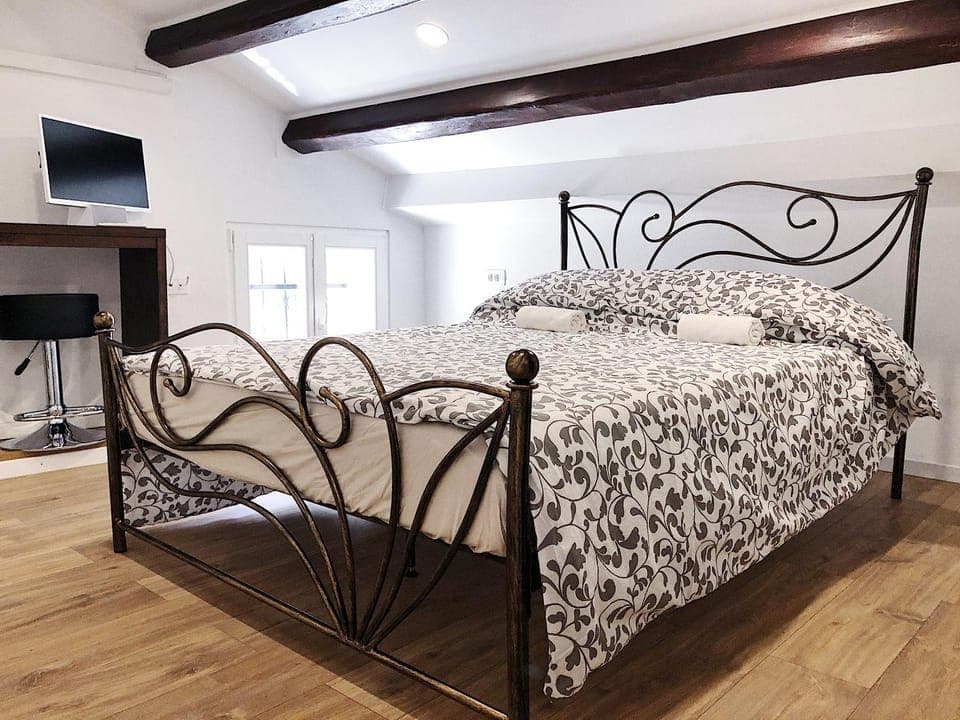 Day, Seating area, Bedroom, On site, Street view