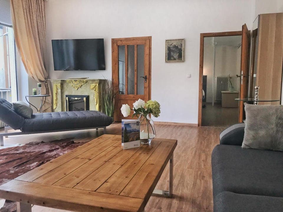 Photo of the whole room, Dining area