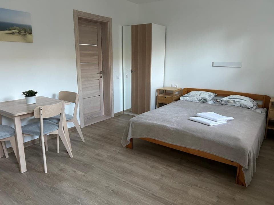 Bed, Photo of the whole room, Dining area, towels, wardrobe