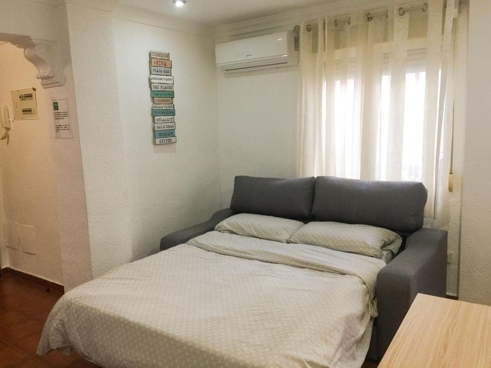 Bed, Living room, air conditioner