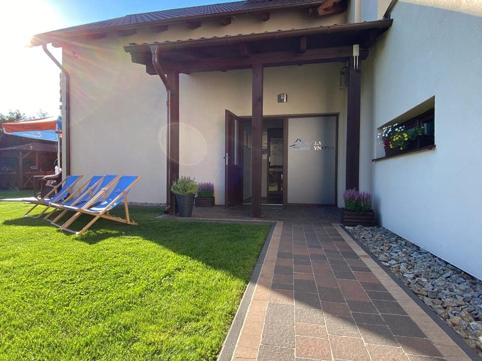 Property building, Spring, Day, Garden, Garden view, sunbed