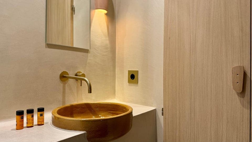 Bathroom, Photo of the whole room, Decorative detail, towels