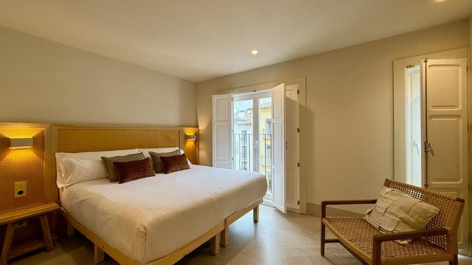 Bed, TV and multimedia, Photo of the whole room, Bedroom, City view, Street view, Quiet street view, heating, wardrobe, air conditioner