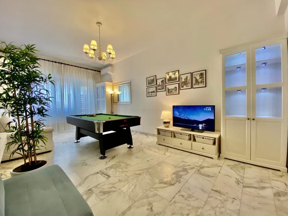 Billiard, TV and multimedia, Living room, Lounge or bar