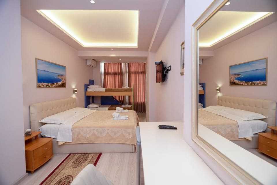 Bed, TV and multimedia, Photo of the whole room, Bedroom, hair dresser, towels