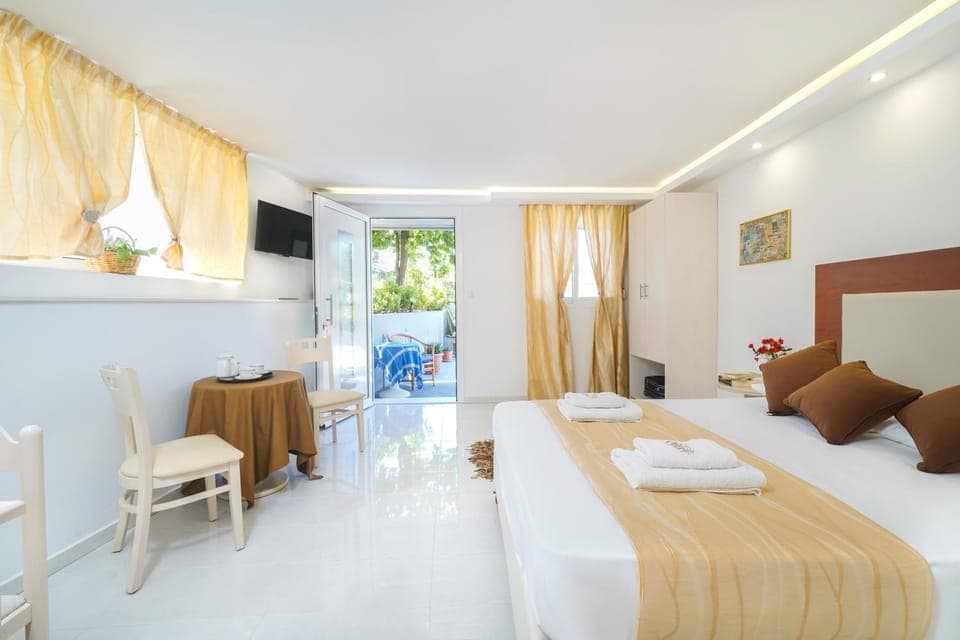 Photo of the whole room, Decorative detail, Garden view