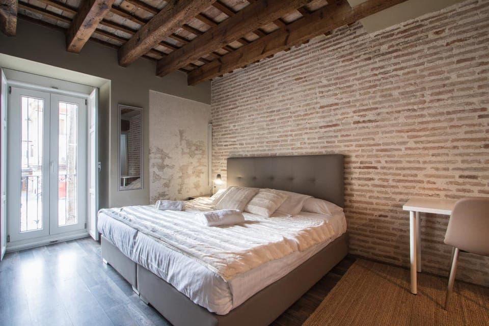 Bed, Photo of the whole room, Bedroom, City view, Quiet street view, internet, internet, towels