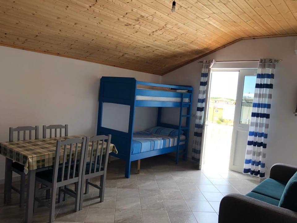 Living room, Dining area, bunk bed