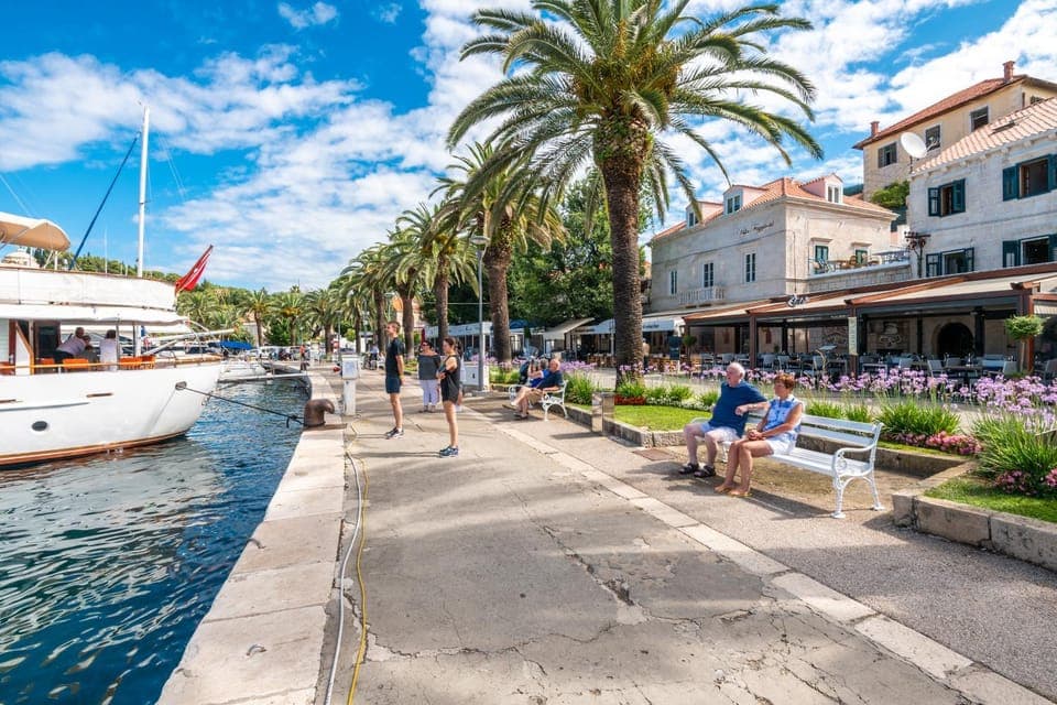 Restaurant/places to eat, Facade/entrance, Sea view, Breakfast